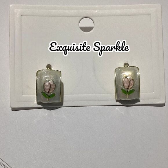 🌷Elegant GoldTone White Ivory Swirl Tulip Painted Earrings - Picture 5 of 16